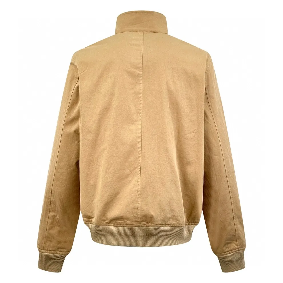 🅿️560 [Exclusive supply] Ralph Lauren pony embroidered zipper jacket. Original purchase and development for 2,990. The fabric is made of custom-made fine cotton twill elegant fabric. It is soft and silky, comfortable and close to the skin. It uses khaki as the base color. It is soft and unobtrusive. It just shows a kind of restrained elegance. The exquisite pony logo is embellished. It brings an atmosphere of freedom and vitality. It injects the soul charm of the brand. It outlines a tall and straight figure with simple and smooth lines. A unique and fashionable masterpiece emerges, using imported machine embroidery technology. Advanced computer control systems and precision mechanical components are used to achieve the iconic pony embroidery operation. High precision. The lines are smooth and delicate. The template machine opens the bag. The preset template guides the position, shape and size of the bag. The accuracy ensures the quality of the bag opening effect. The infrared positioning cutting machine uses infrared transmitters and infrared receivers to achieve precise positioning of materials. The accuracy can reach the micron level. In order to meet the effect of high-precision cutting of plaid alignment, the fabrics have been carefully washed, have a better hand feel, are not easy to deform, are not easy to shrink, are not easy to fade, and maintain long-term beauty. Size:S-M-L-XL